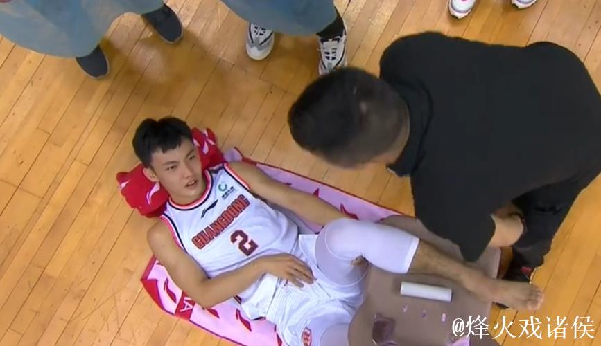 徐杰防守邬挺嘉意外受伤离场