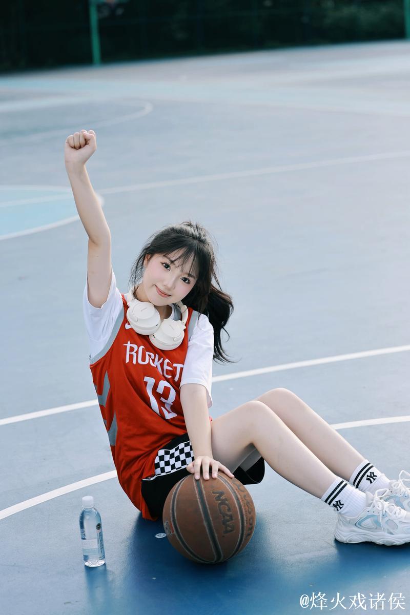 带你的篮球女孩来这个创意球场拍美照